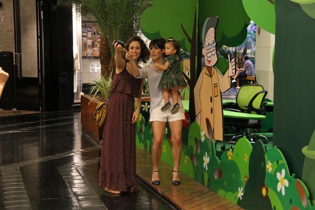 Fernanda Pontes com a filha e Amanda Ritcher em shopping do Rio (Foto: Daniel Delmiro / AgNews)