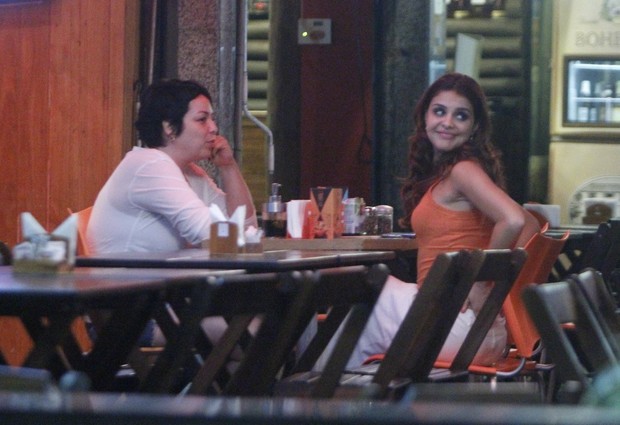 Paloma Bernardi com amiga em bar na Zona Oeste do Rio (Foto: Delson Silva/ Ag. News)