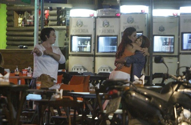 Paloma Bernardi com amigas em bar no Rio (Foto: Delson Silva/ Ag. News)