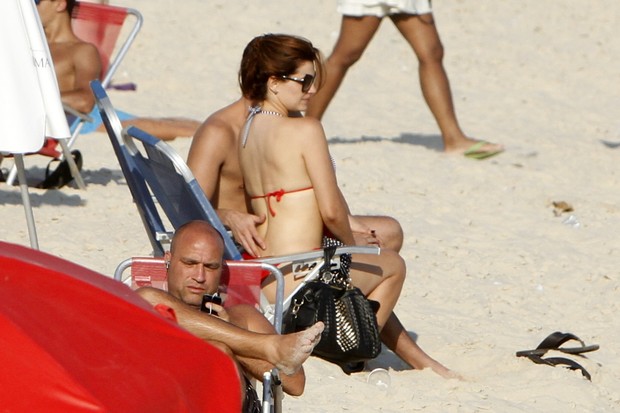 Mayana Neiva namora em praia do Rio (Foto: Gil Rodrigues / Foto Rio News)