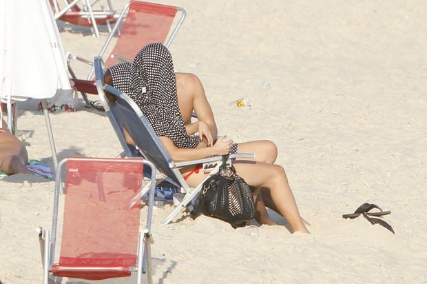 Mayana Neiva namora em praia do Rio (Foto: Gil Rodrigues / Foto Rio News)