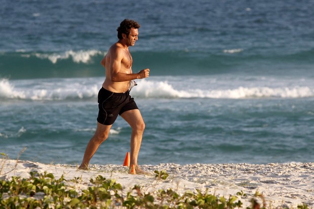 Domingos Montagner se exercita na orla da Barra (Foto: Marcos Ferreira / Foto Rio News)