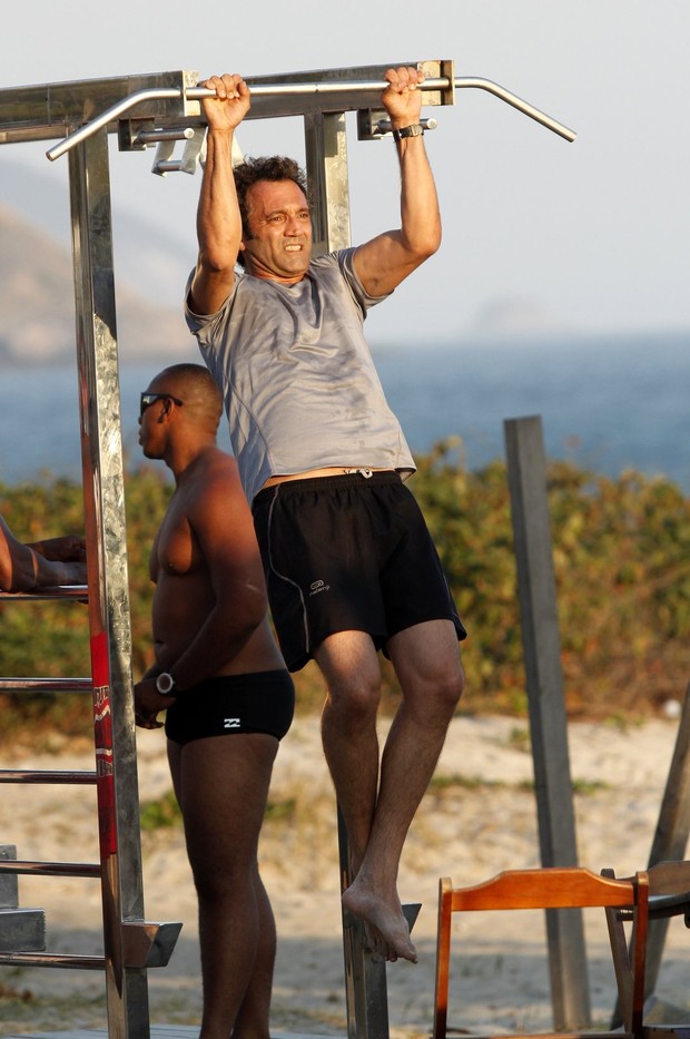 Domingos Montagner se exercita na orla da Barra (Foto: Marcos Ferreira / Foto Rio News)