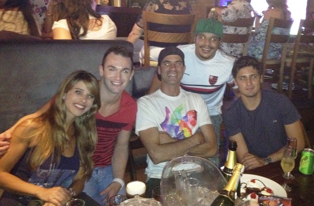 Dany Bananinha, Diego Hypólito, Bob Burnquist, o piloto Lucas Molo e o ator Daniel Rocha em bar no Rio (Foto: Divulgação)