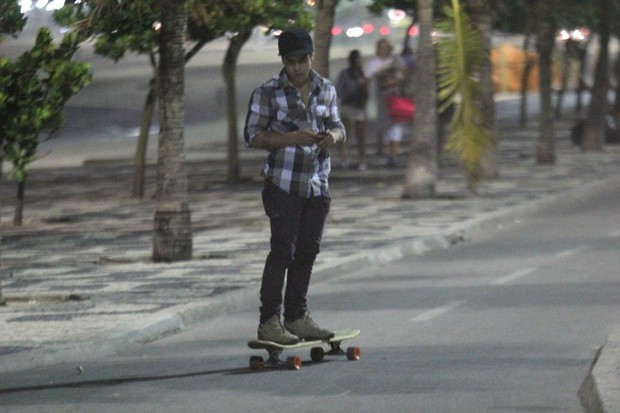 Douglas Sampaio anda de skate na orla do Rio (Foto: Rodrigo dos Anjos / Ag. News)