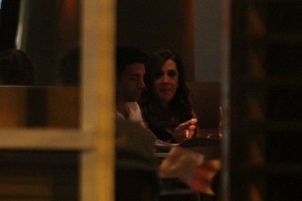 Claudia Raia com Jarbas Homem de Mello jantam em restaurante no Rio (Foto: Rodrigo dos Anjos / Ag. News)