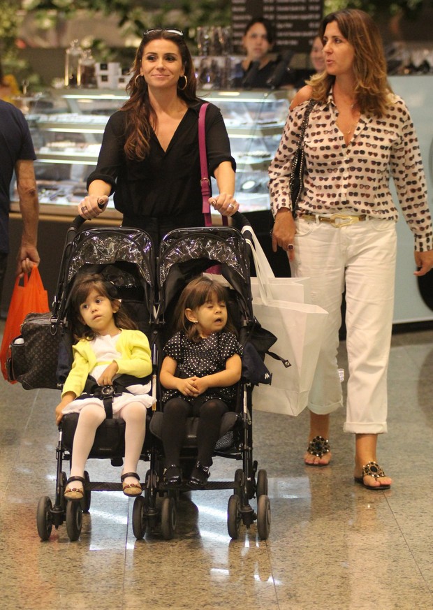 Giovanna Antonelli passeia com as filhas em shopping do Rio (Foto: Marcus Pavão / AgNews)