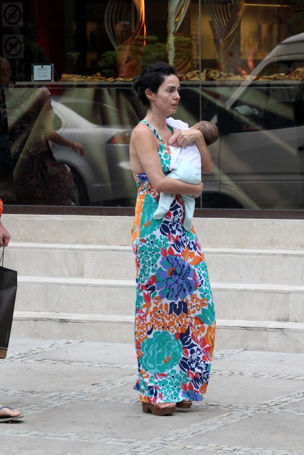 Claudia Ohana passeia com sua netinha em Ipanema (Foto: Wallace Barbosa /AgNews)
