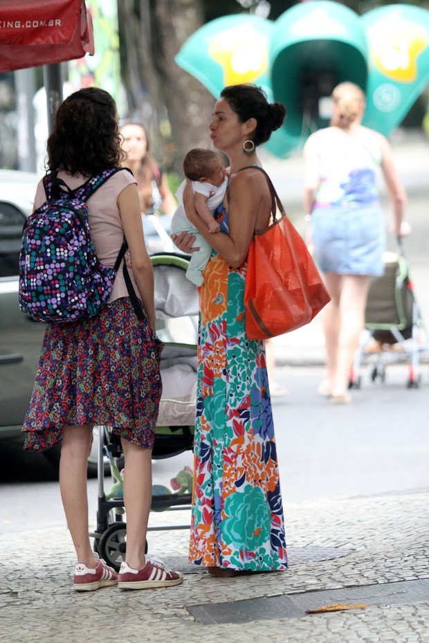 Claudia Ohana passeia com sua netinha em Ipanema (Foto: Wallace Barbosa /AgNews)