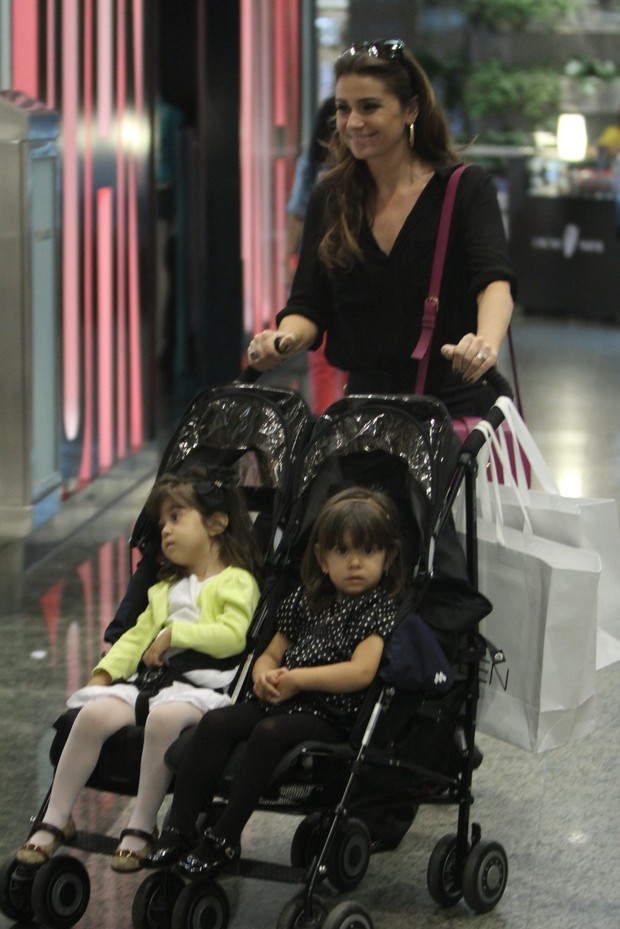 Giovanna Antonelli passeia com as filhas em shopping do Rio (Foto: Marcello Sá Barreto / Foto Rio News)