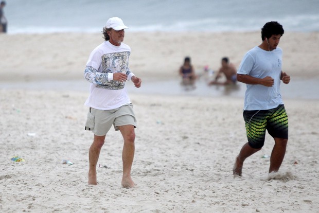 Marcello Novaes e o filho se exercitam na praia (Foto: Marcos Ferreira / Foto Rio News)