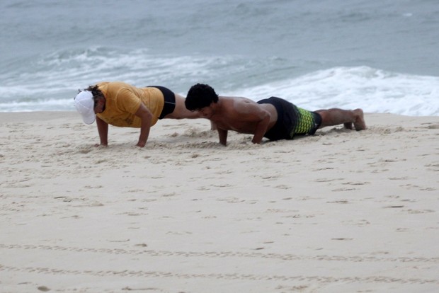 Marcello Novaes e o filho se exercitam na praia (Foto: Marcos Ferreira / Foto Rio News)