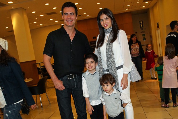 Carlos Casagrande com a mulher e os filhos em estreia em São Paulo (Foto: Manuela Scarpa / FotoRioNews)