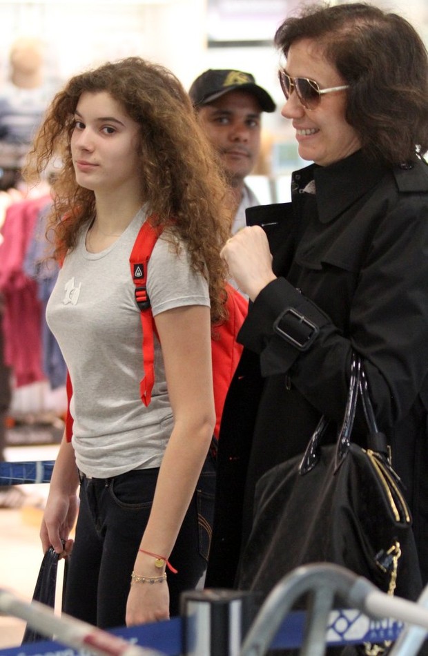 Lília Cabral com a filha no aeroporto Santos Dumont (Foto: Henrique Oliveira / Foto Rio News)