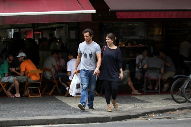 Paulo Rocha e a namorada no Leblon (Foto: Wallace Barbosa / AgNews)