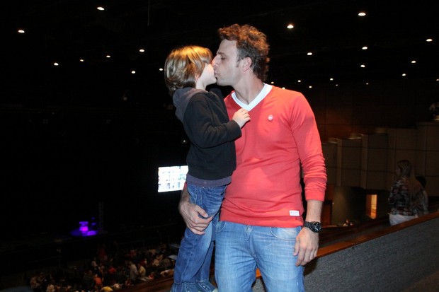 Cássio Reis e o filho, Noah, em espetáculo infantil  (Foto: Graça Paes/Foto Rio News)