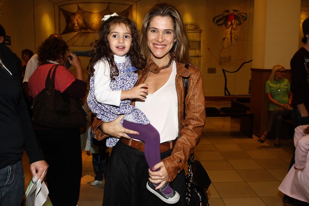 Ingrid Guimarães com a filha em estreia de peça em São Paulo (Foto: Reprodução / Twitter)