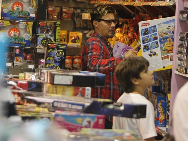 André Gonçalves com o filho em shopping (Foto: Delson Silva/ Agnews)