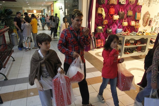 André Gonçalves com os filhos em shopping (Foto: Delson Silva/ Agnews)