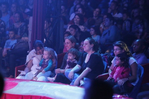 Betty Gofman vai com as gêmeas ao circo (Foto: Delson Silva / AgNews)