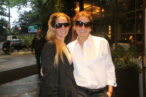 Giovanna Antonelli e Danielle Winits se encontram em shopping no Rio (Foto: Daniel Delmiro / AgNews)