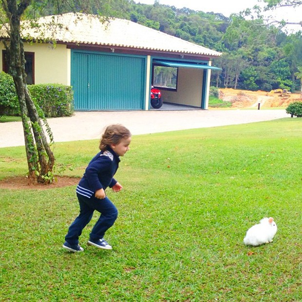 Pietro, filho de Otávio Mesquita, brincando com o coelhinho (Foto: Instagram / Reprodução)