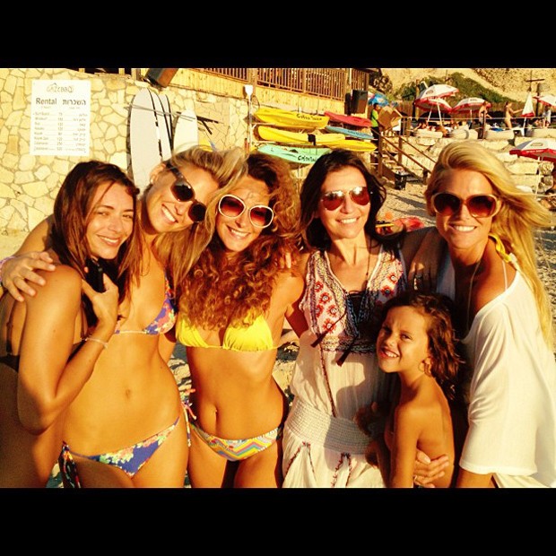 Bar Refaeli na praia com amigas (Foto: Instagram / Reprodução)