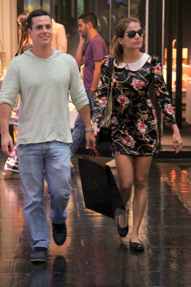 Nívea Stelmann e o namorado no shopping (Foto: Daniel Delmiro / AgNews)