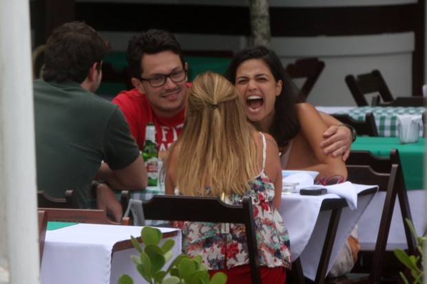 Emanuelle Araújo almoça no Rio (Foto: Edson Teofilo/ FotoRioNews)
