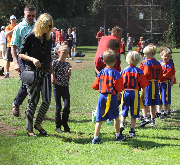 Heidi Klum leva os filhos para jogo de futebol (Foto: Agência/ X17)