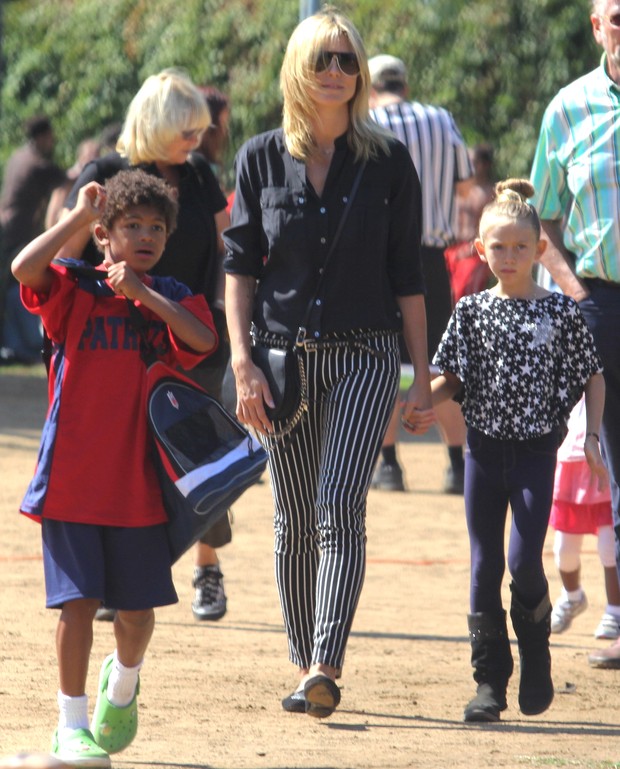 Heidi Klum leva os filhos para jogo de futebol (Foto: Agência/ X17)