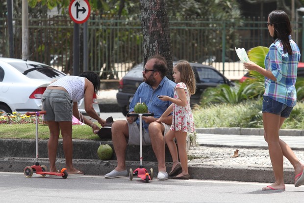 Otávio Müller com a filha na orla (Foto: Wallace Barbosa / AgNews)