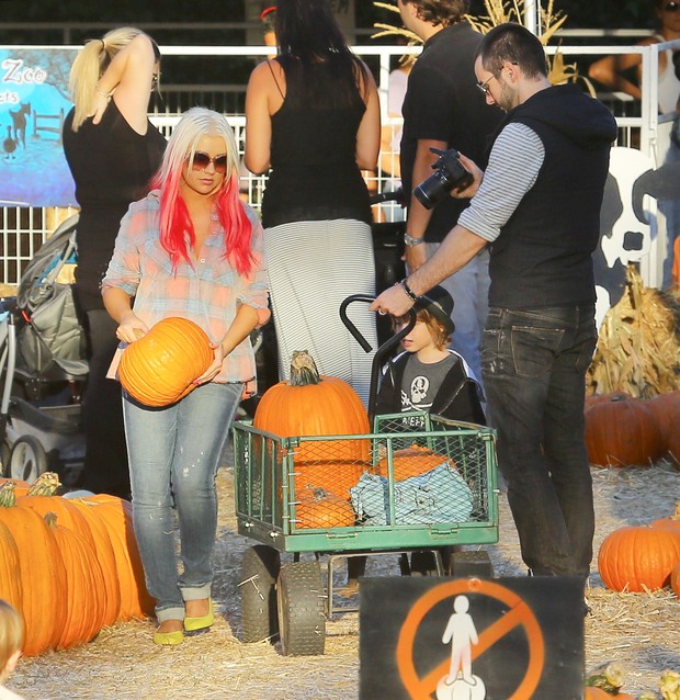 Christina Aguilera com o filho e o namorado (Foto: Juliano-Globo/X17online.com)
