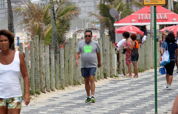 Galvão Bueno caminhando na Orla de Ipanema, RJ (Foto: Wallace Barbosa/AgNews)