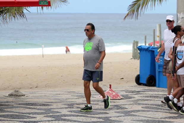 Galvão Bueno caminhando na Orla de Ipanema, RJ (Foto: Wallace Barbosa/AgNews)