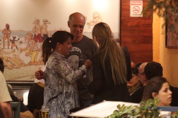 MArcos Caruso com fãs em restaurante no Rio (Foto: Rodrigo dos Anjos / Ag. News)