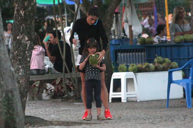 Cynthia Howlett na Lagoa com a filha (Foto: JC Pereira / Foto Rio News)