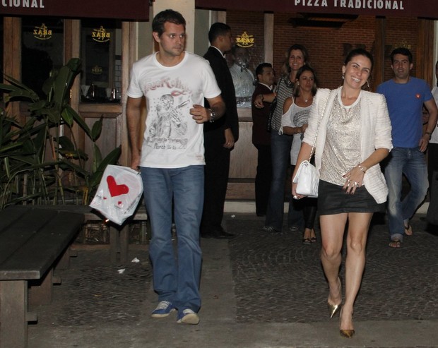 Giovanna Antonelli com o marido, Leonardo Nogueira, em restaurante no Rio (Foto: Delson Silva/ Ag. News)