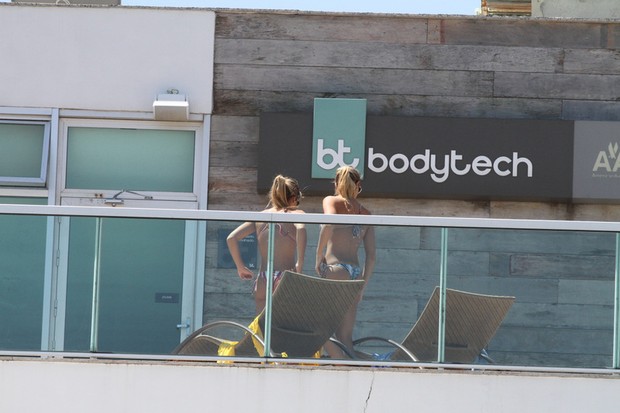Bia e Branca Feres em piscina de academia na Barra da Tijuca, RJ (Foto: Fábio Martins/agnews)