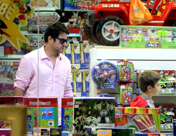 Murilo Benício com o filho Pietro em shopping no Rio (Foto: Marcus Pavão/ Ag. News)