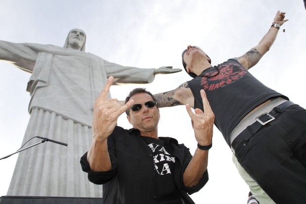 Tony Bellotto e Dinho Ouro Preto na coletiva do Rock in Rio 2013 (Foto: Isac Luz / EGO)
