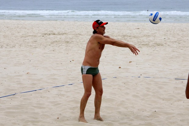 Marcello  Novaes na praia da Barra (Foto: Roberto Cristino / Foto Rio News)