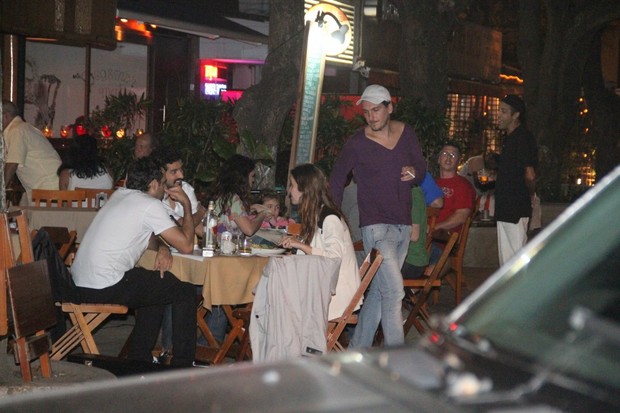Nathalia Dill com o namorado, Caio Sóh, e amigos em restaurante no Rio (Foto: Delson Silva/ Ag. News)