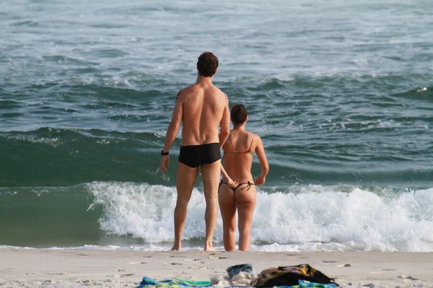 José Loreto e Débora Nascimento na praia da Barra da Tijuca, RJ (Foto: Dilson Silva / Agnews)