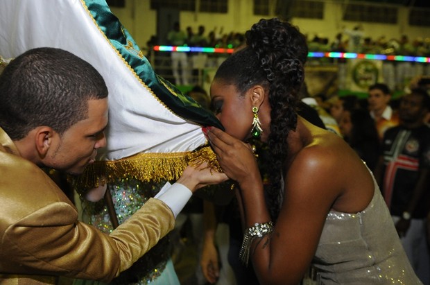 Cris Vianna beija a bandeira da Imperatriz (Foto: Diego Mendes/ Divulgação)
