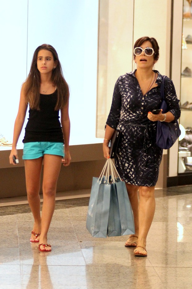 Glória Pires foi as compras com a filha emshopping no Rio  (Foto: Marcus Pavão / AgNews)