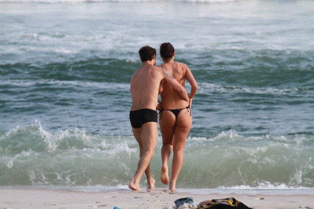 José Loreto e Débora Nascimento namoram muito na praia da Barra da Tijuca  (Foto: AgNews/Dilson Silva)