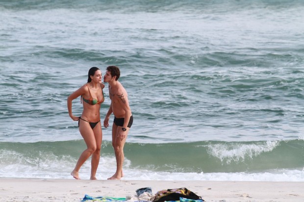 José Loreto e Débora Nascimento na praia da Barra da Tijuca, RJ (Foto: Dilson Silva / Agnews)