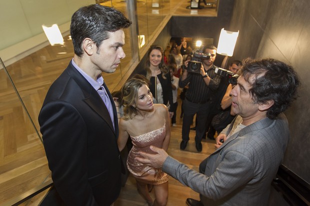 Otaviano Costa e Flavia Alessandra em conversa com o estilista Ricardo Almeida (Foto: Diego Pisante/Divulgação)