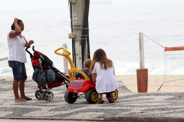 Claudia Abreu passeia com filhos na orla do Leblon, RJ (Foto: Wallace Barbosa/AgNews)